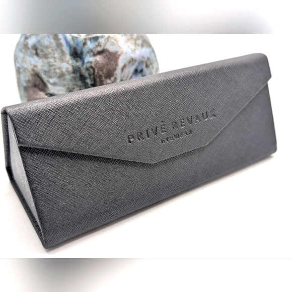 prive revaux Accessories - Privé Revaux Gray Sunglasses Case